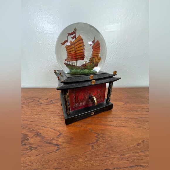 Pirates of the Caribbean - At World's End Snowglobe - Picture 4 of 6